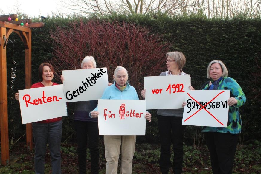Mütter für Rentengerechtigkeit mit Protestschild vom Flyer 2013/4